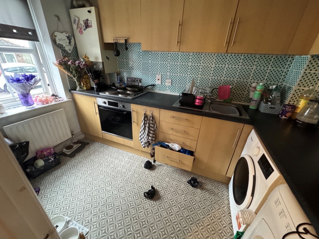 Lot: 16 - FREEHOLD MODERN TERRACE HOUSE FOR INVESTMENT - Kitchen